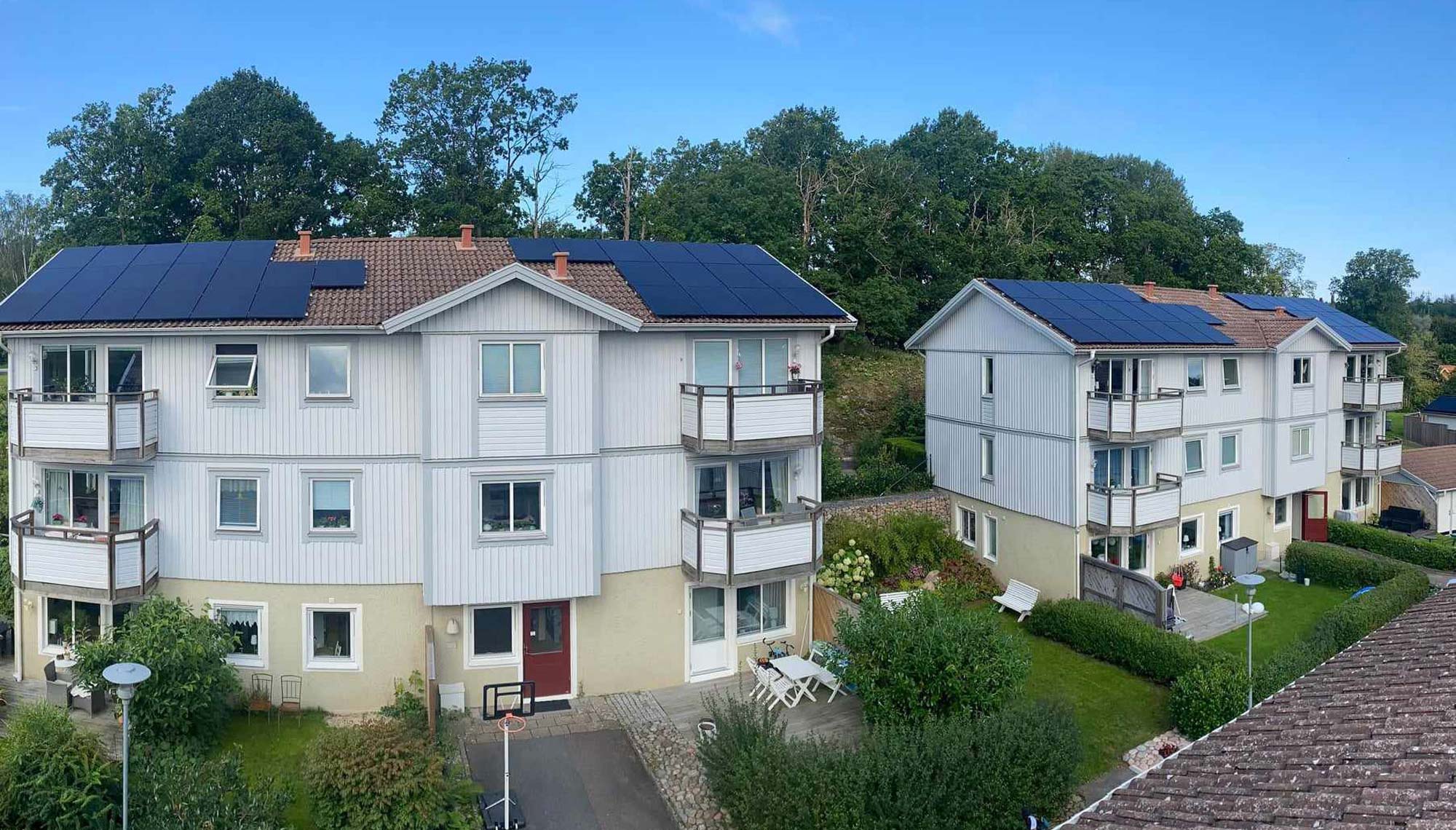 Solceller på lägenhetshus.