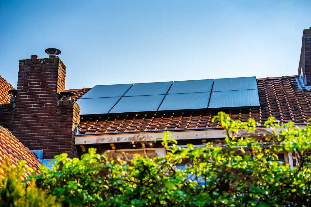 solceller på en villa med tegeltak